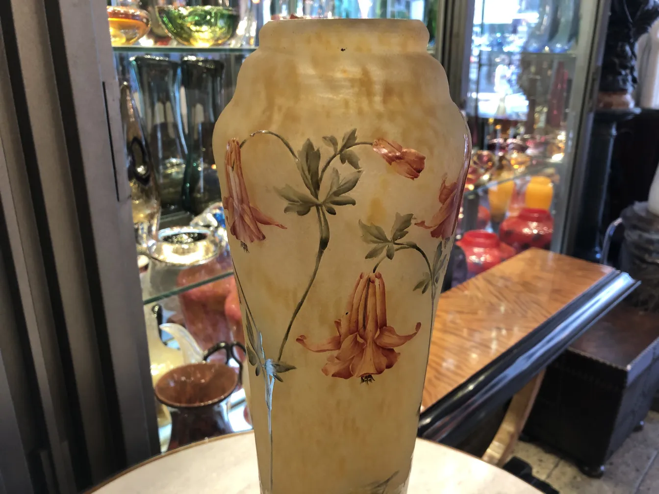 Vaso in vetro firmato Daum Nancy con fiori su sfondo giallo.