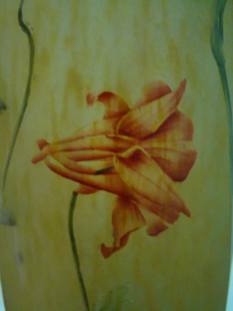 Vidrio firmado Daum Nancy muestra flor en color.