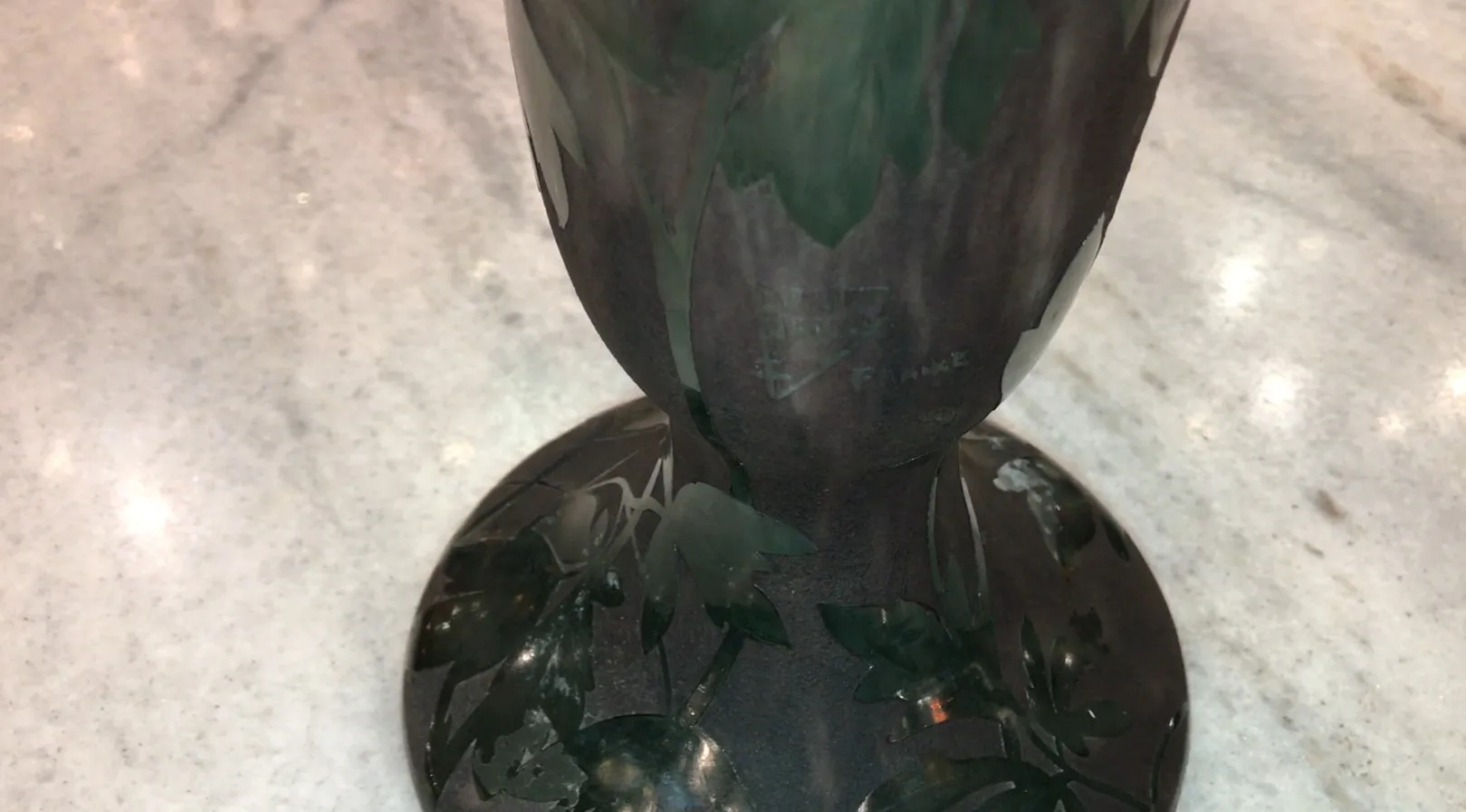 vetro antico con firma, foglie decorative, base rotonda