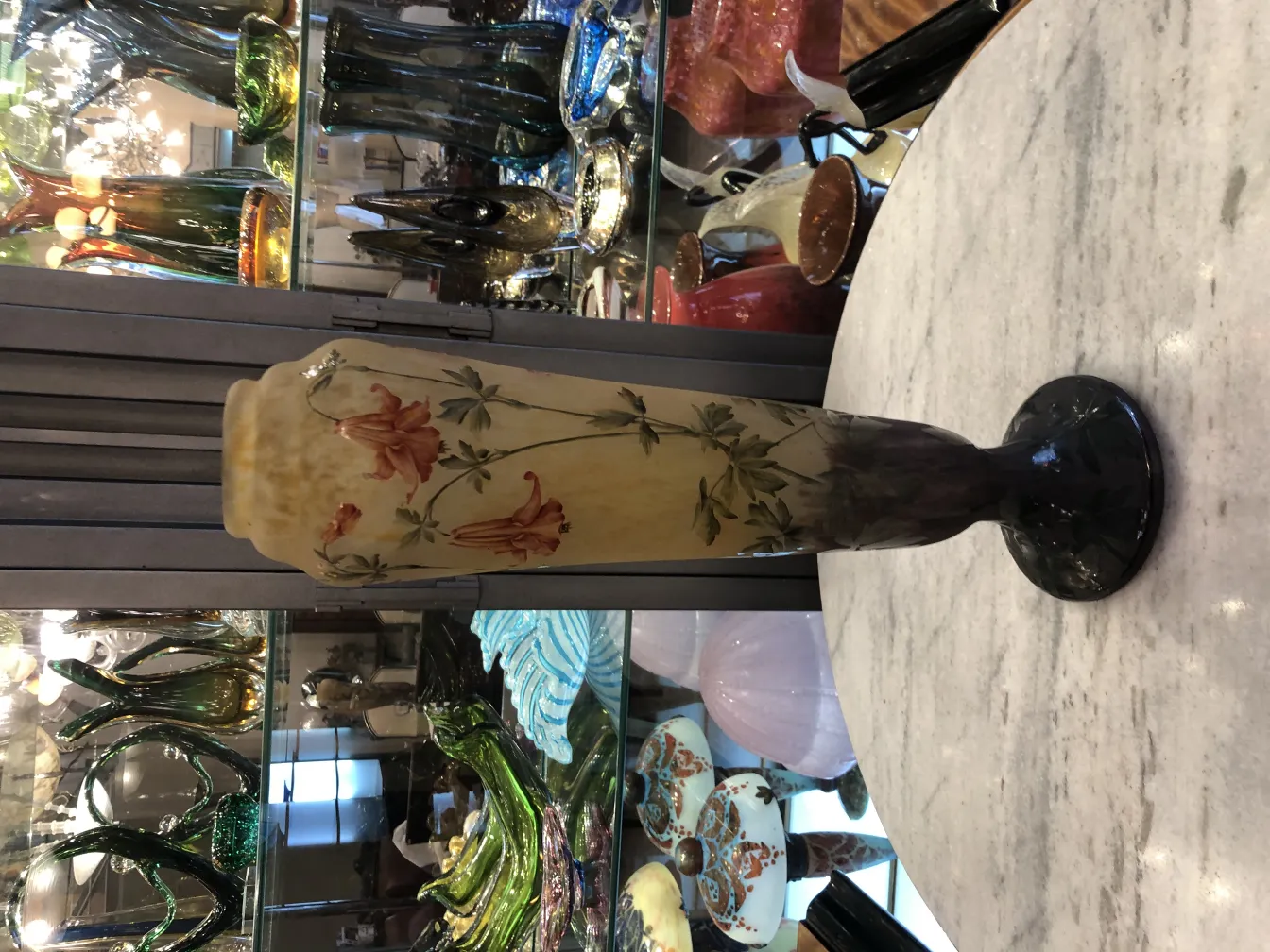 古いサイン入りグラスダウム・ナンシーの花の装飾、ビンテージの環境で展示されています。