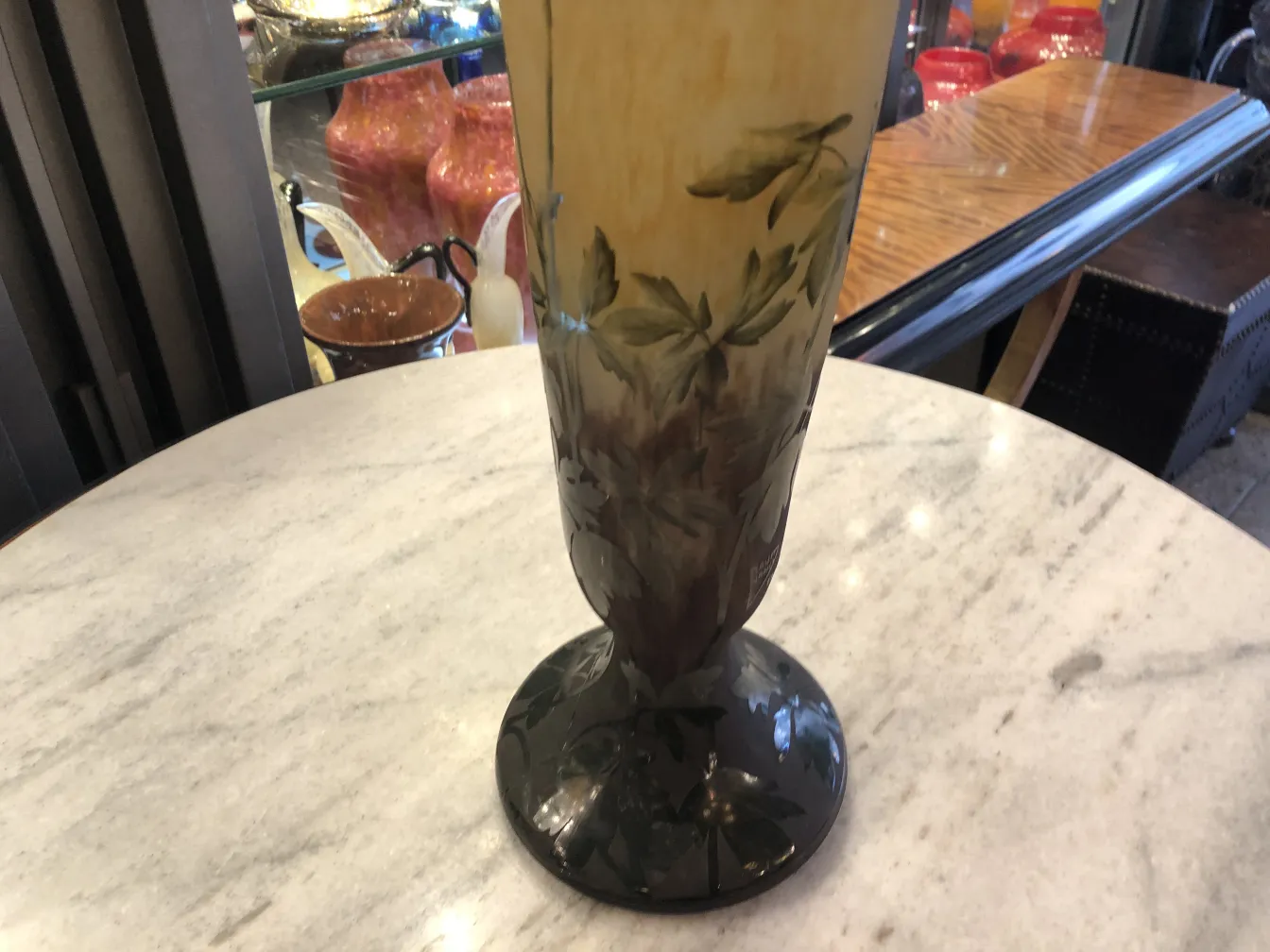 antikes glas mit blumenform und dekorativen details