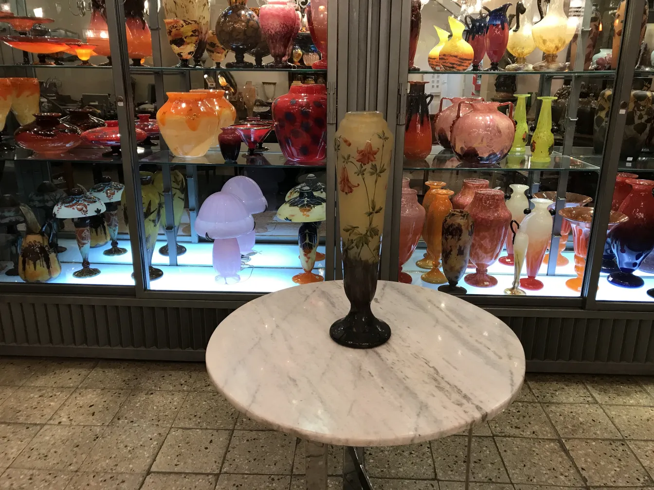 Antikes signiertes Glas von Daum Nancy, ausgestellt unter Sammlerstücken