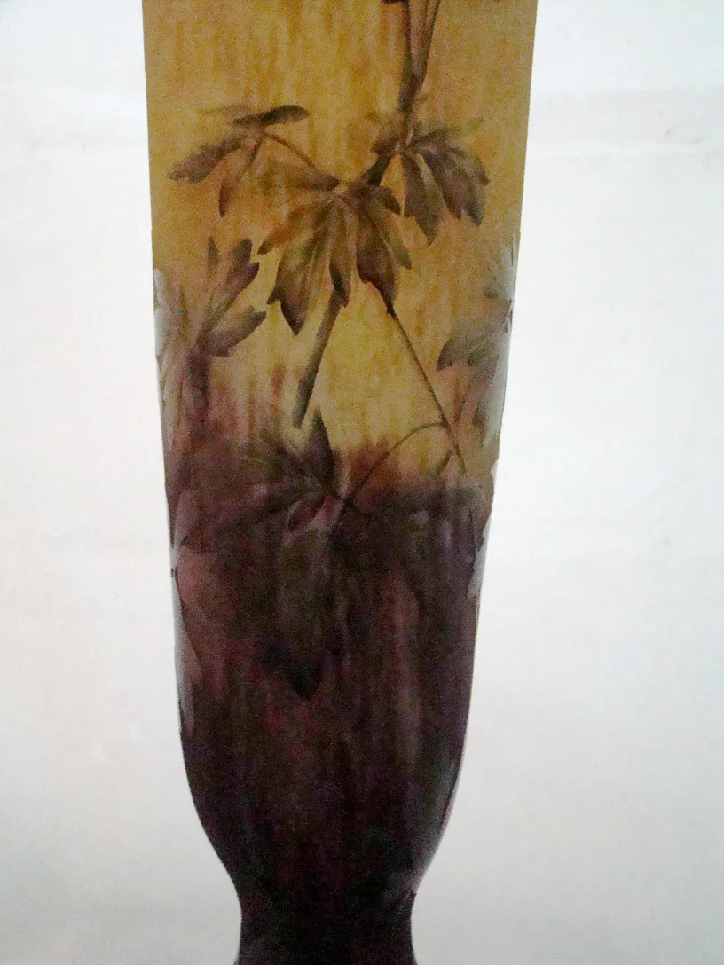 Verre ancien signé Daum Nancy avec feuilles décoratives