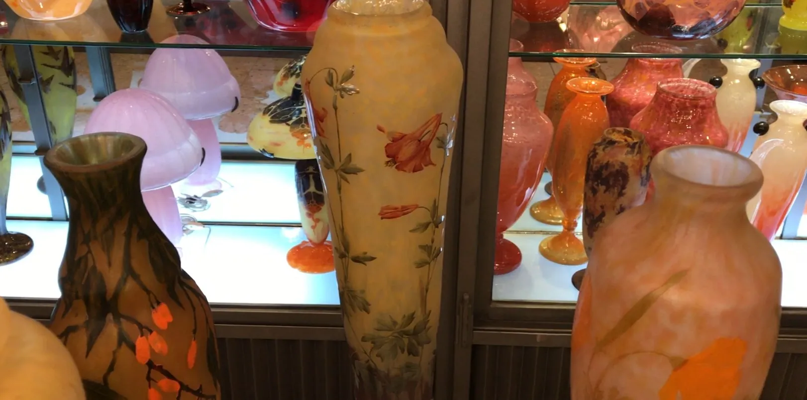 Verre signé Daum Nancy avec des décorations florales et blanches