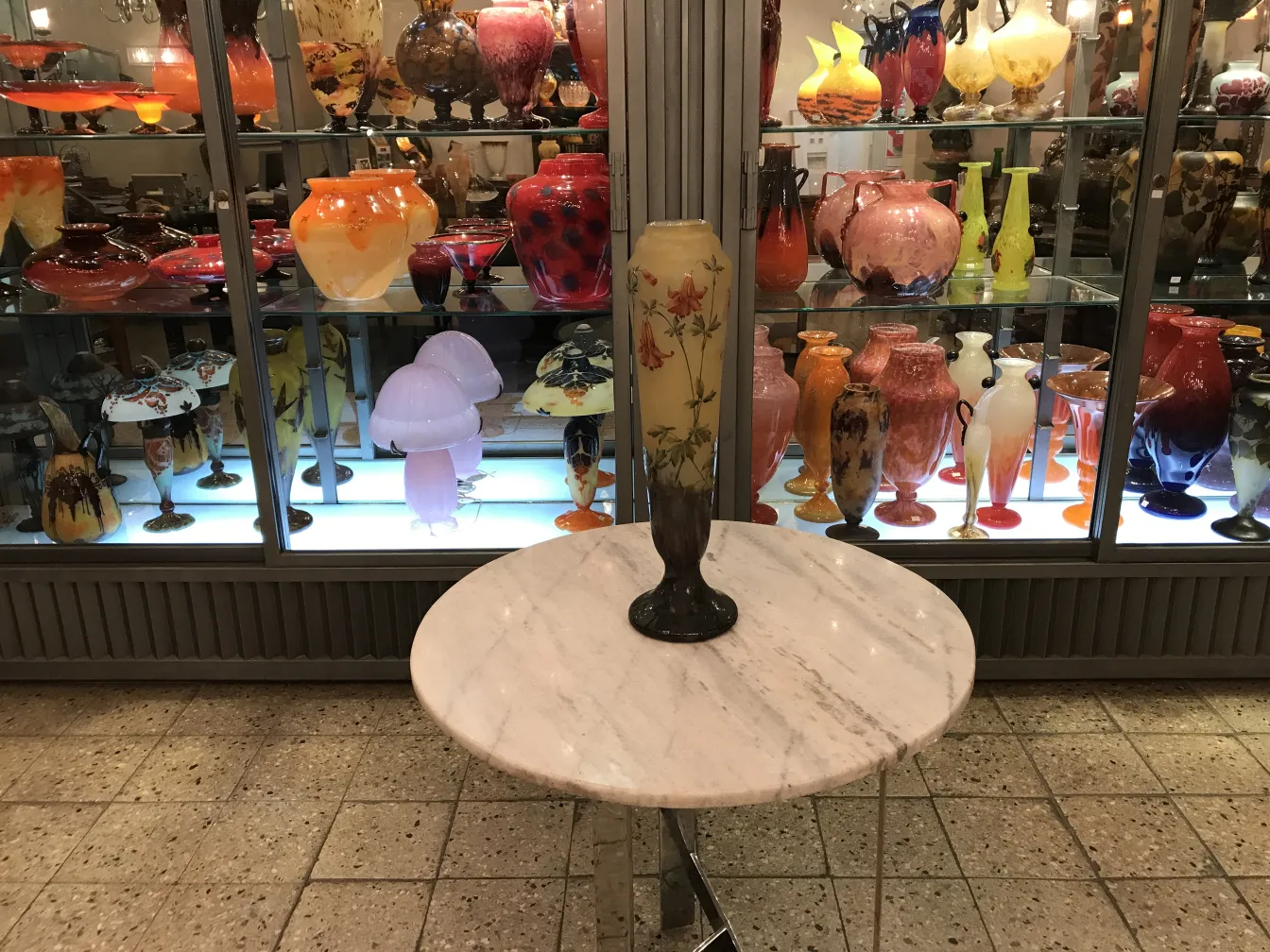 美丽的古董玻璃制品，签名为达梅南希，周围有色彩斑斓的花瓶