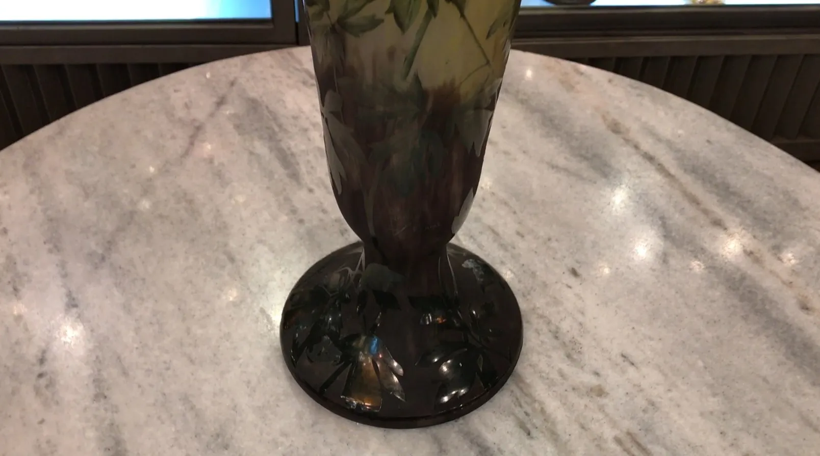 Verre signé Daum Nancy sur table en marbre avec fond élégant