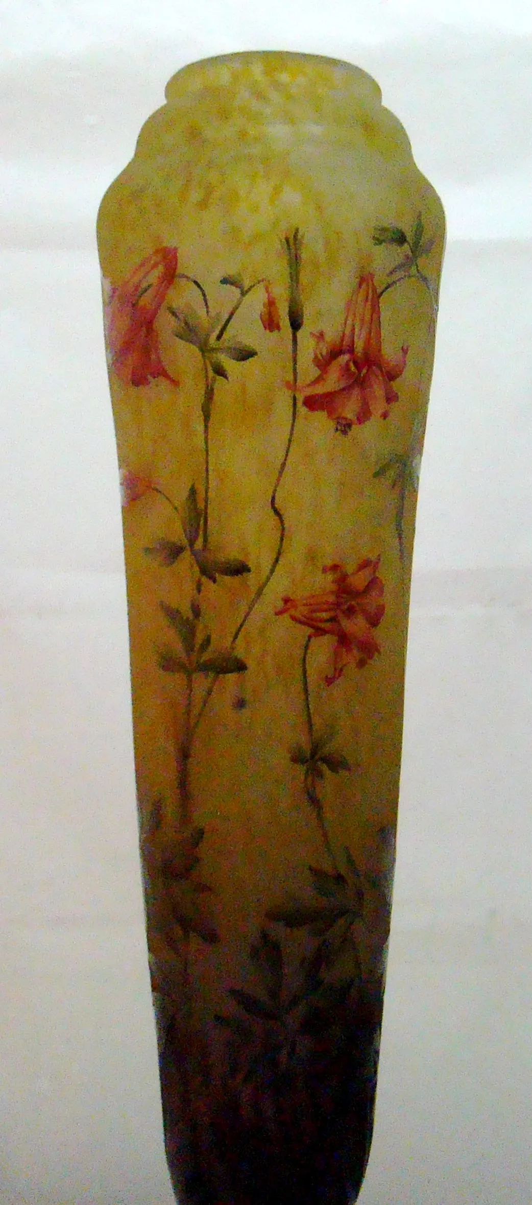 Signed glass Daum Nancy with floral decoration