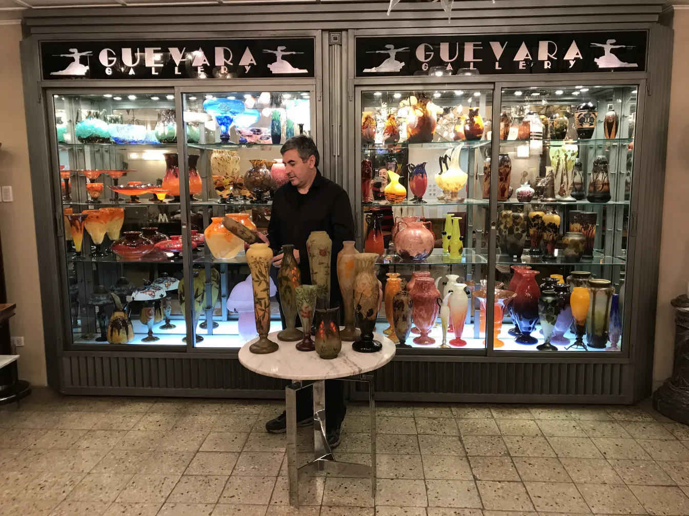 展示中の古代サイン入りガラス（ダウムナンシー）、他のアンティークに囲まれて。