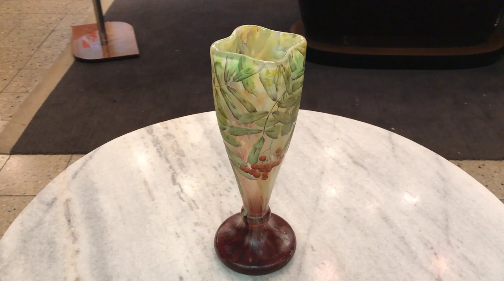 vidrio antiguo firmado daum nancy con decoración de hojas