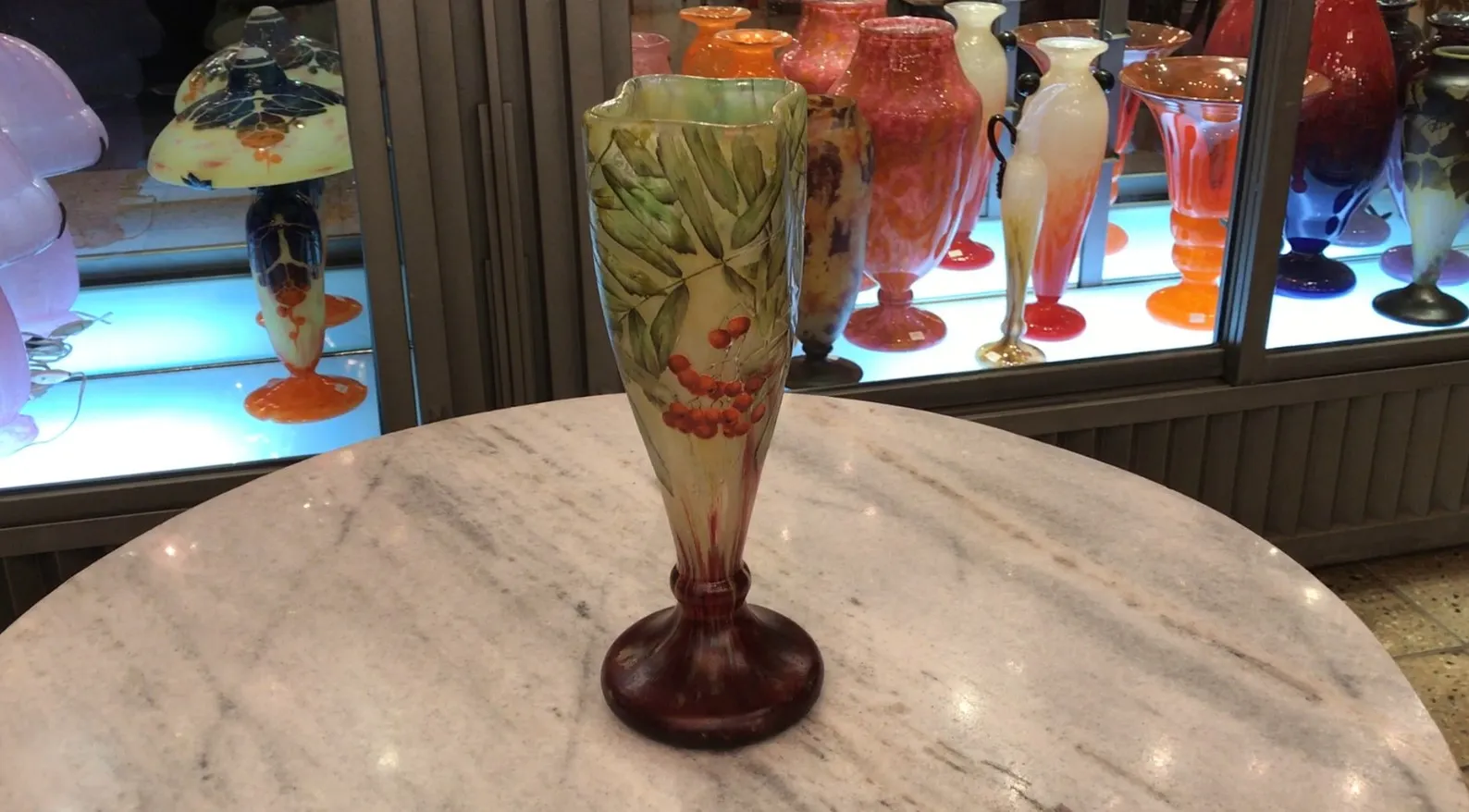 Vase ancien avec motif de feuilles et baies, Daum Nancy.