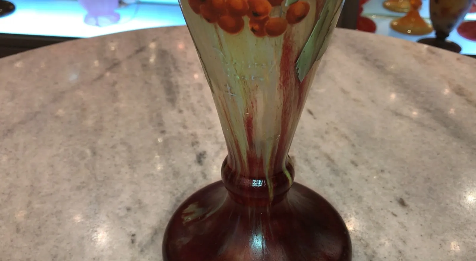 signiertes Glas von Daum Nancy mit floralem Dekor in warmen Tönen, antike Atmosphäre