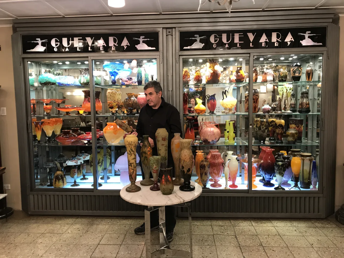 Vetro firmato Daum Nancy in una galleria di antiquariato con vari oggetti decorativi.