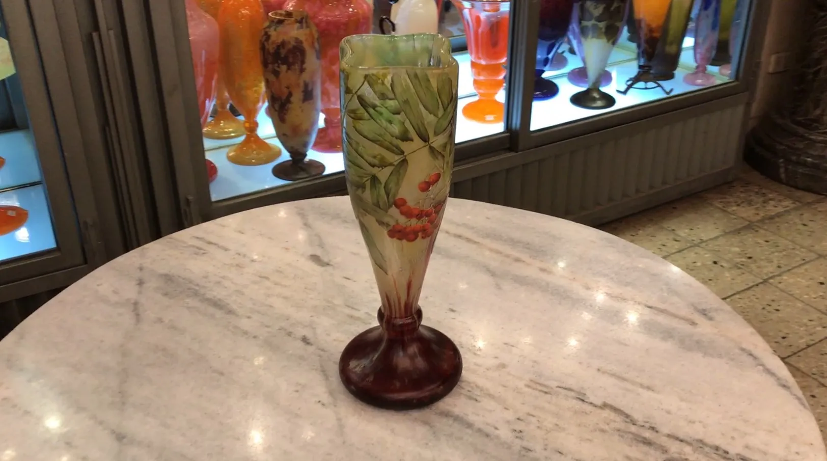 Verre signé Daum Nancy élégant avec fleurs et branches
