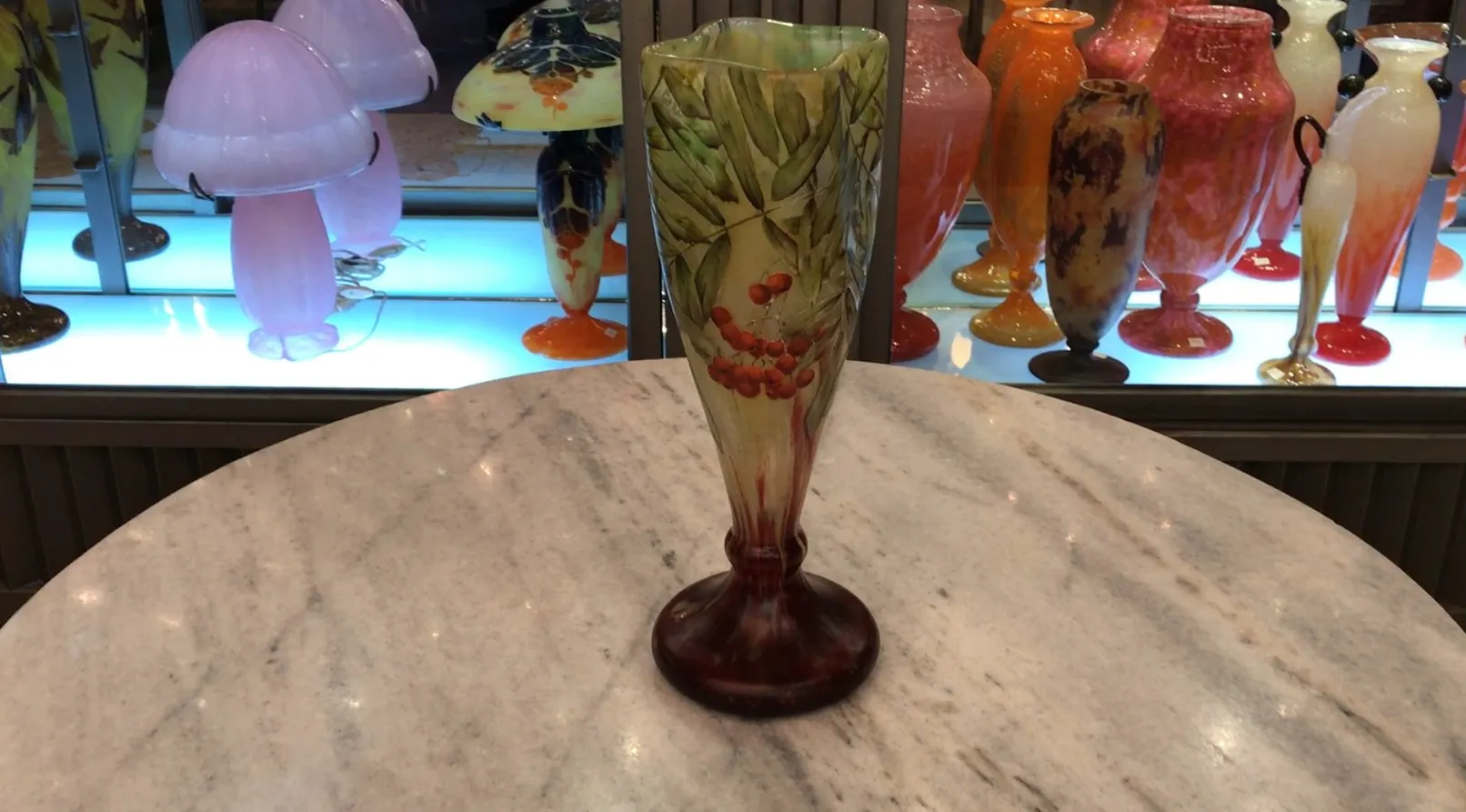 Vaso antico in vetro firmato Daum Nancy con design floreale in verde e rosso