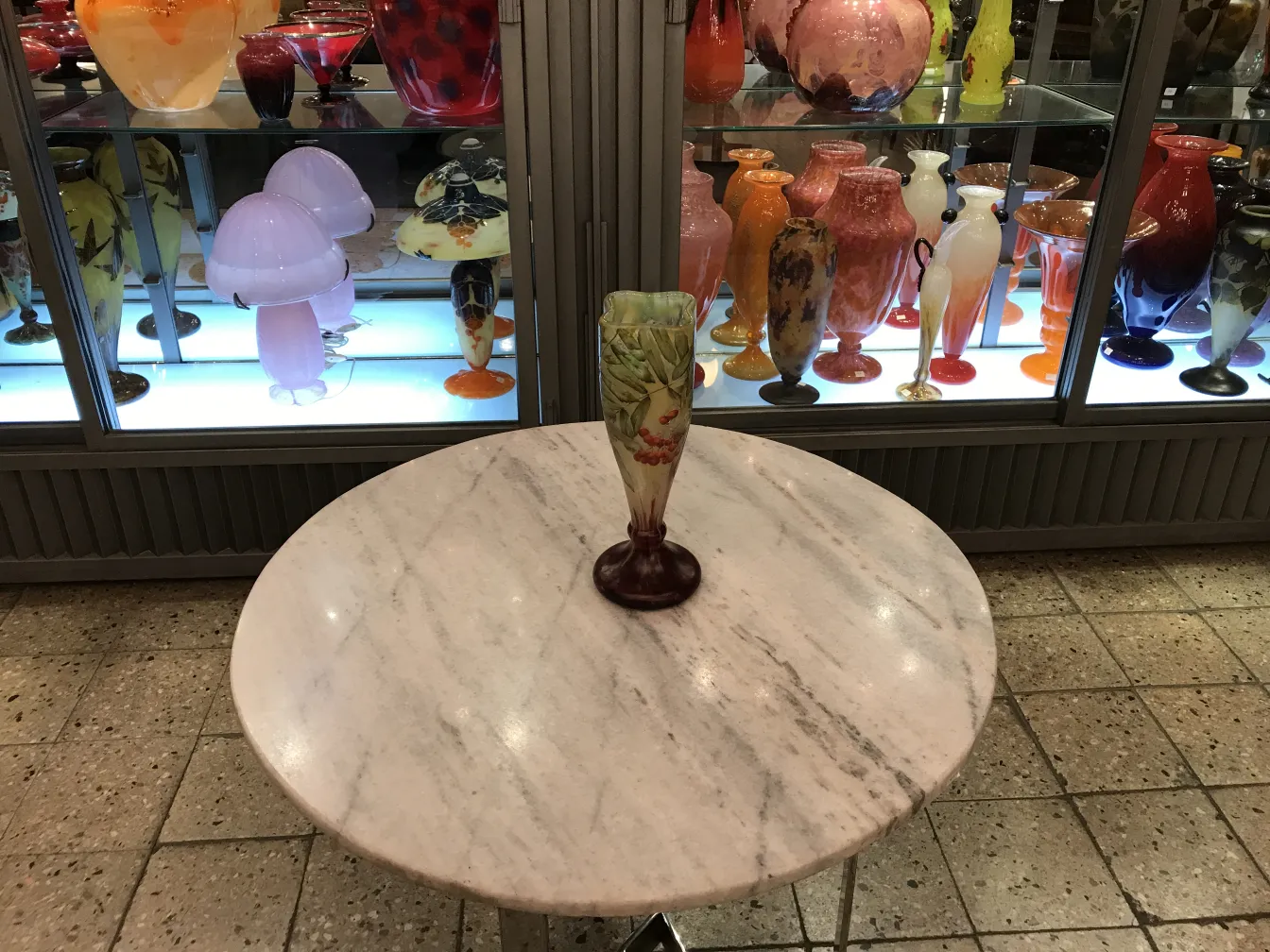 Antiquariato, vaso con firma daum nancy, decorato con motivi floreali.