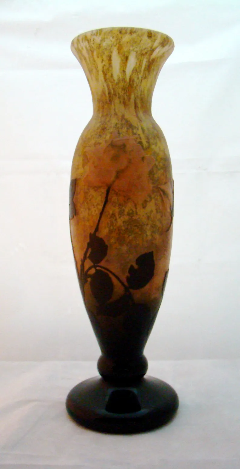 jarrón antiguo con diseño de flores y base oscura