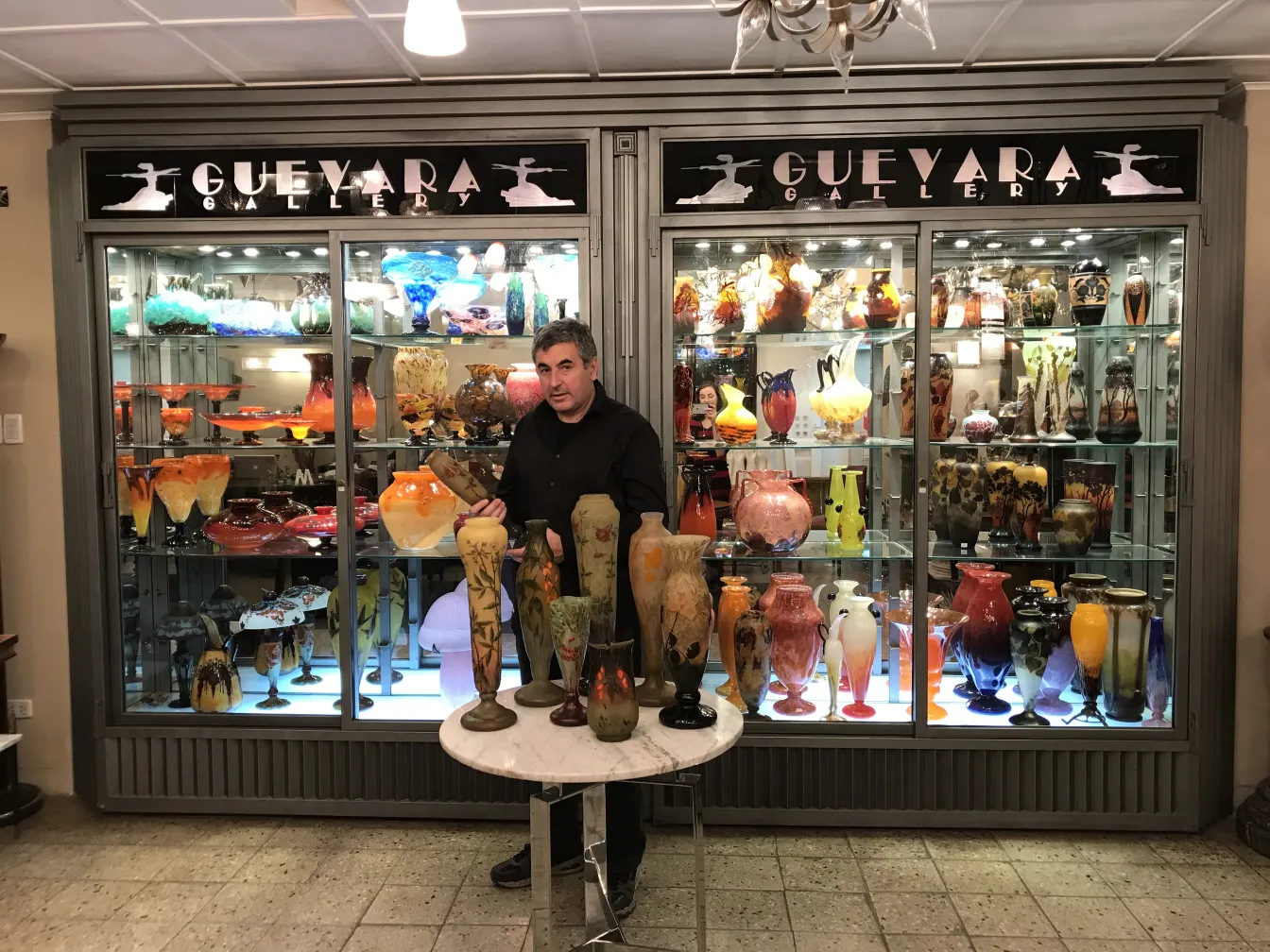 verre signé daum nancy exposé parmi des antiquités colorées