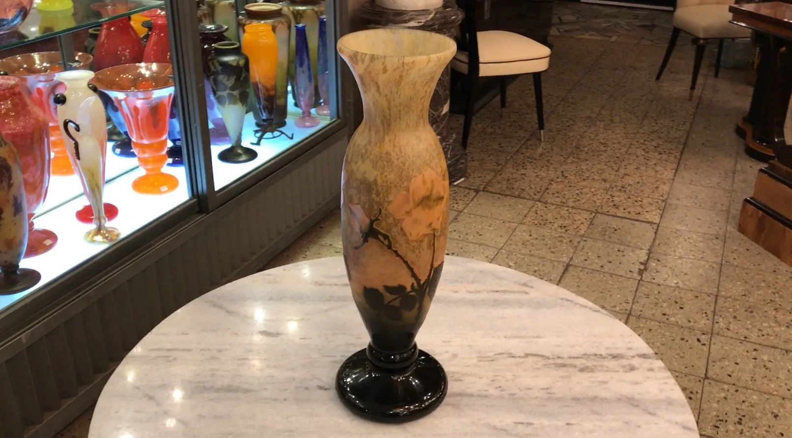 Vase ancien en verre signé Daum Nancy avec des fleurs