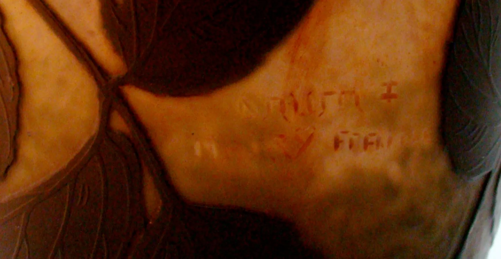 带有达美南希签名的古董玻璃，位于经典环境中