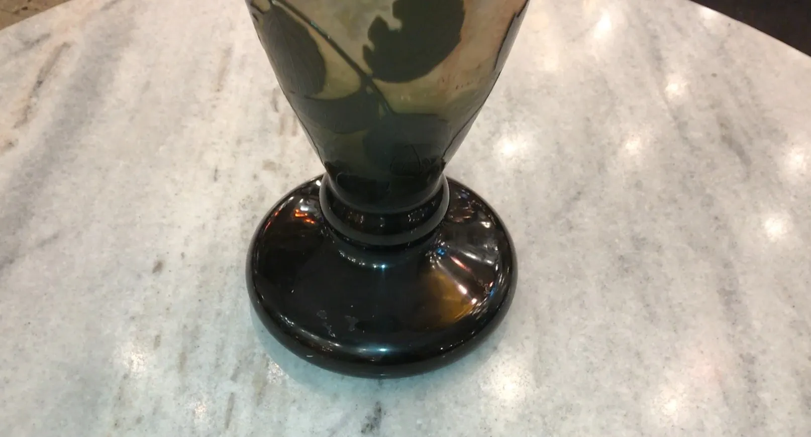 vidrio antiguo con firma daum nancy en un ambiente elegante