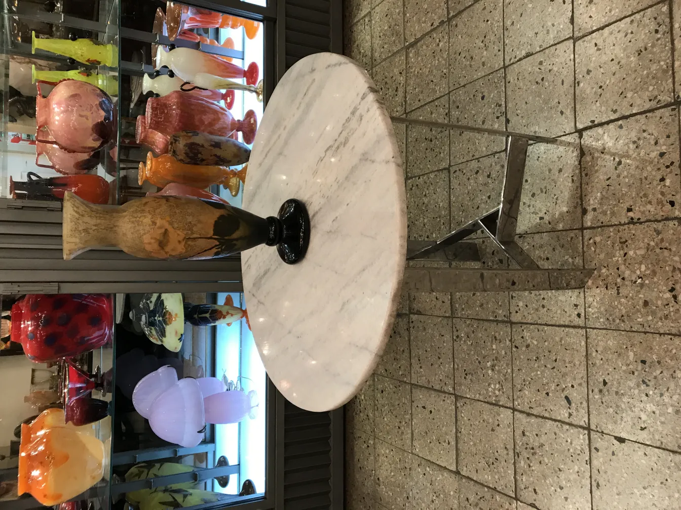 Antiquité verre signé Daum Nancy avec fond varié