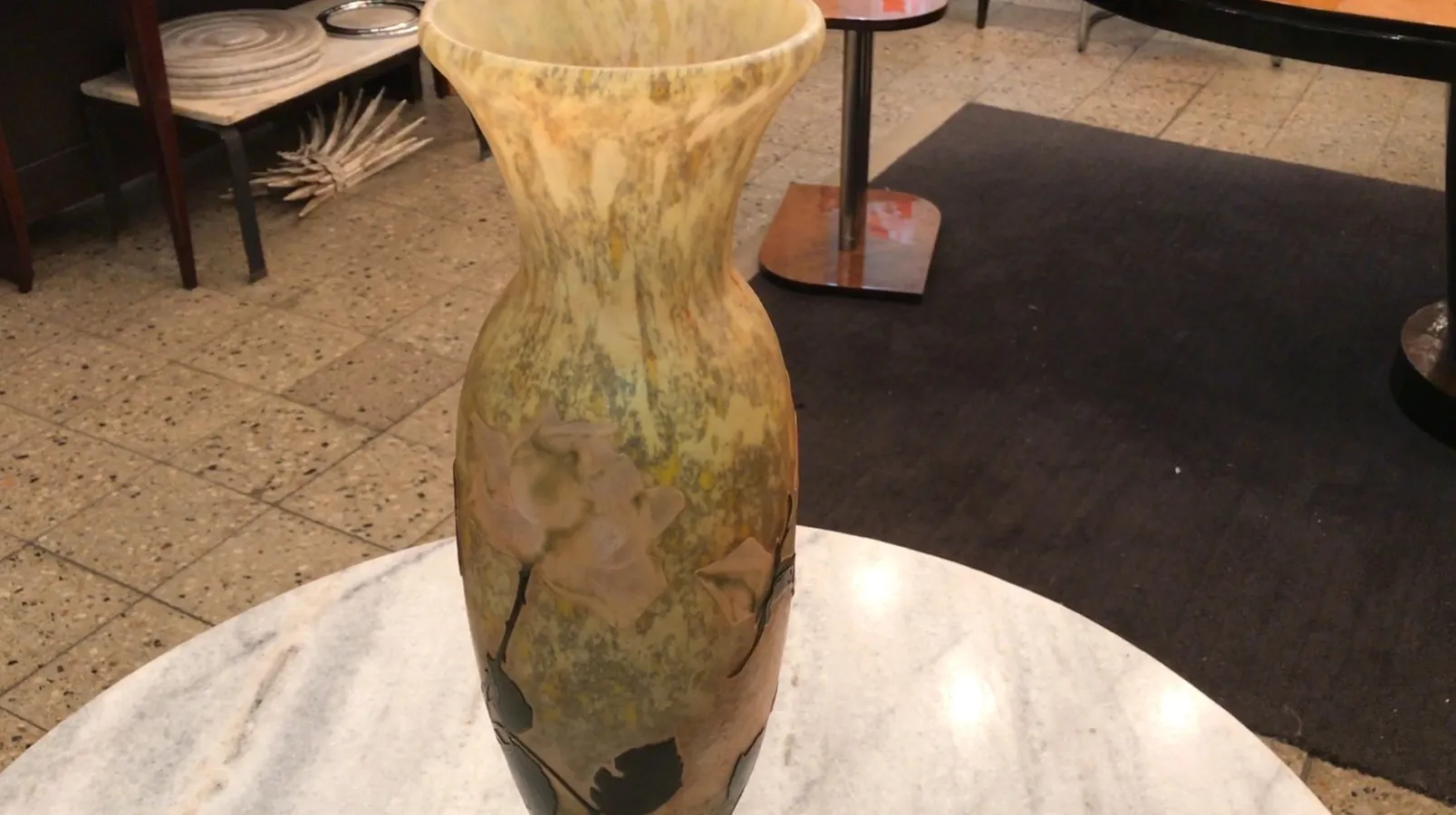 Vaso antico con motivi floreali, firmato Daum Nancy