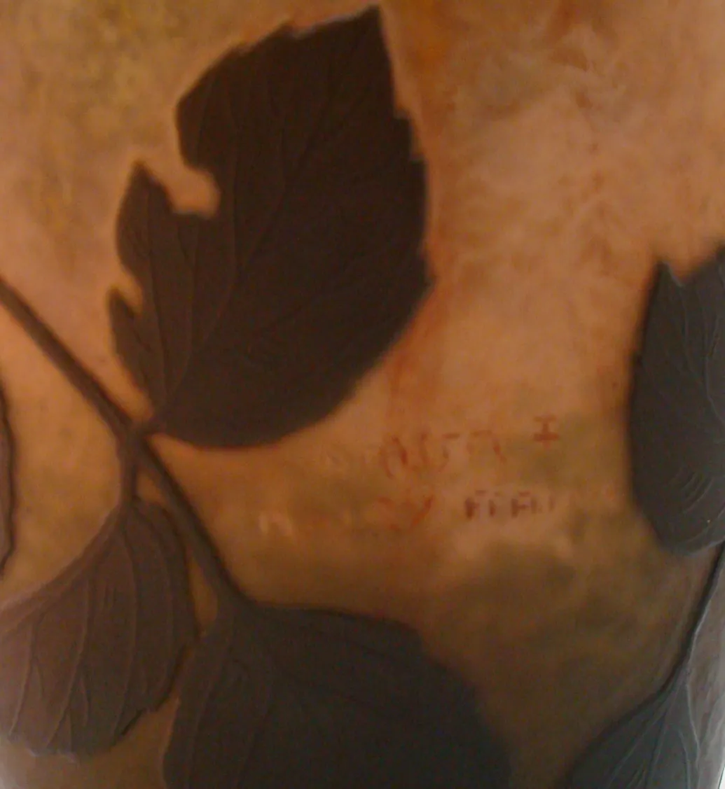 Verre signé Daum Nancy avec feuilles décoratives, fond doux