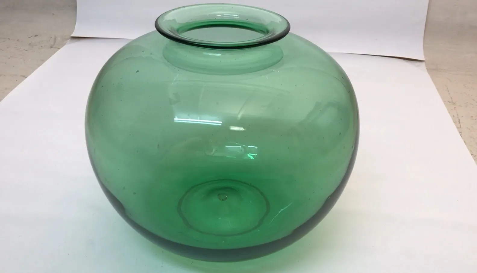 Vetro firmato Daum Nancy di colore verde, forma rotonda