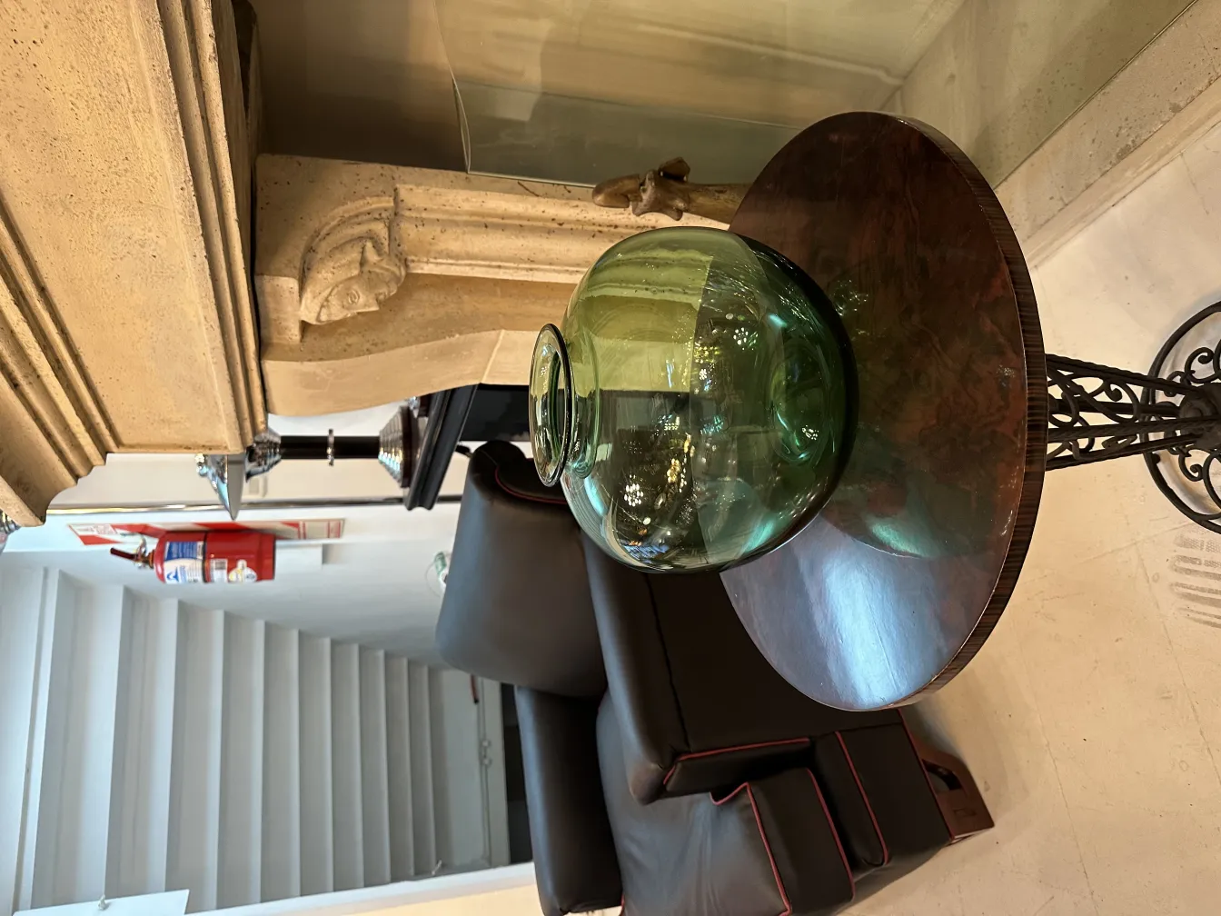 サイン入りの緑色のガラス花瓶、エレガントで居心地の良い環境。