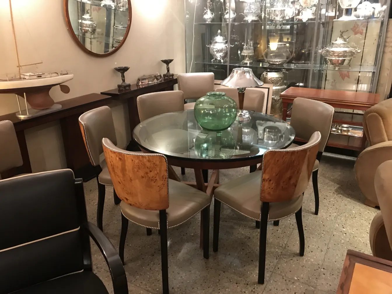 vetro firmato Daum Nancy in un ambiente elegante con mobili antichi