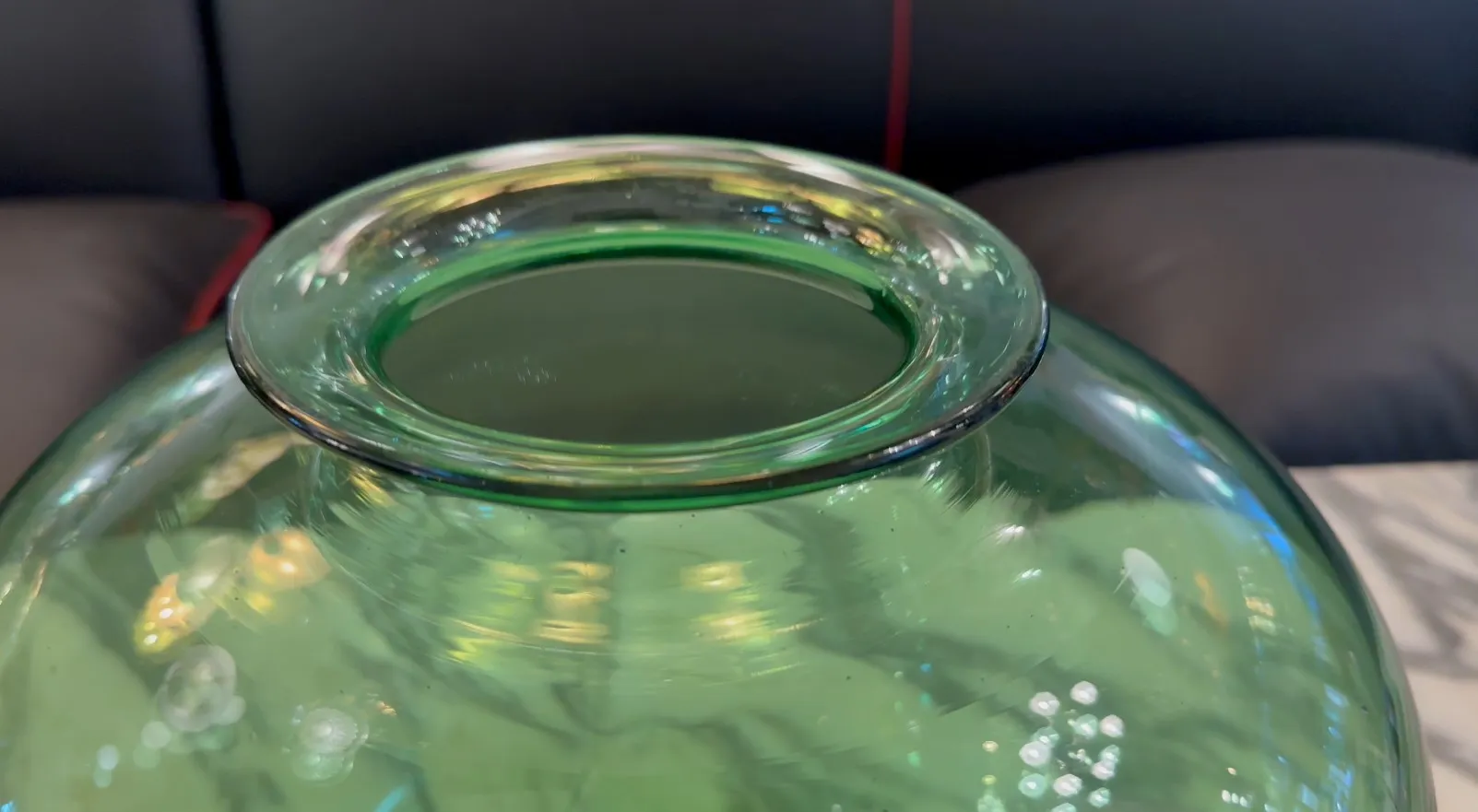 oberer Blick auf ein antikes signiertes Glas Daum Nancy mit einem eleganten Design und hellgrüner Farbe.