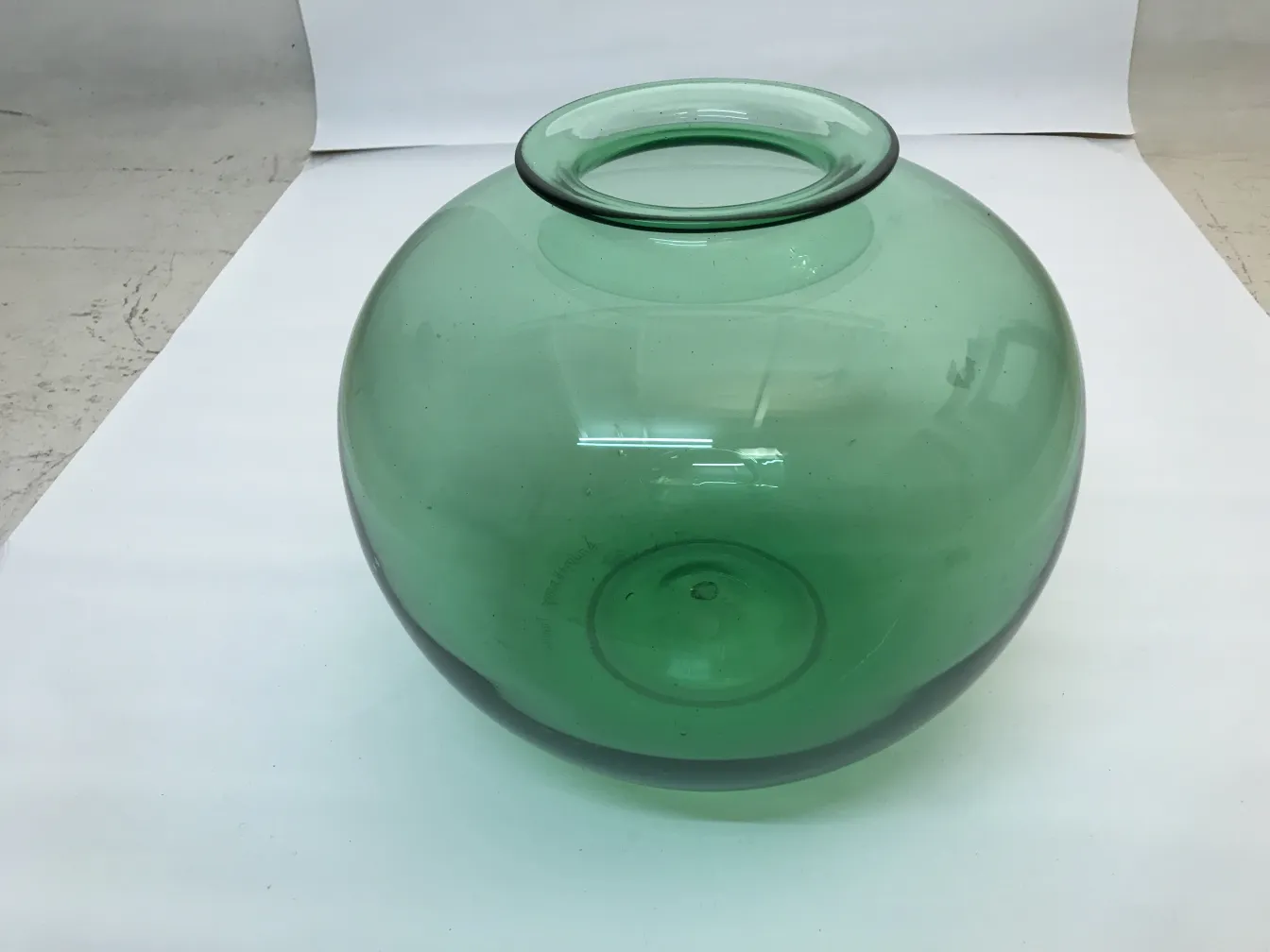 Esfera de vidrio antiguo firmado Daum Nancy en color verde, fondo blanco.