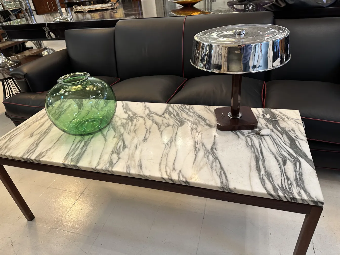 jarre verte et lampe sur table en marbre