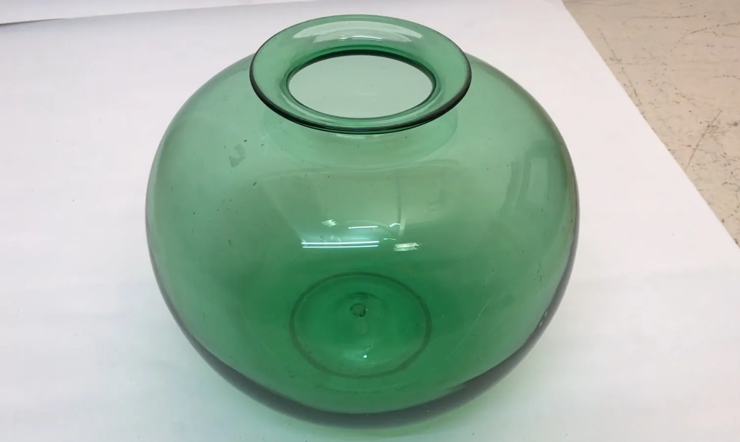 Vetro firmato di colore verde, stile vintage, finitura liscia e arrotondata.