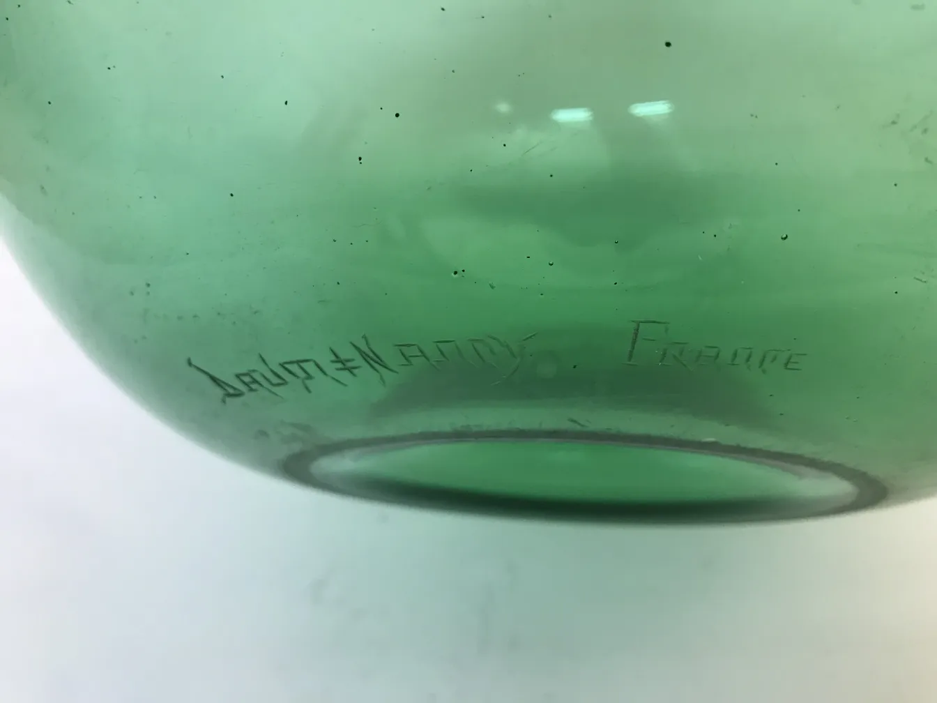 verre signé par Daum Nancy avec signature visible, couleur verte.