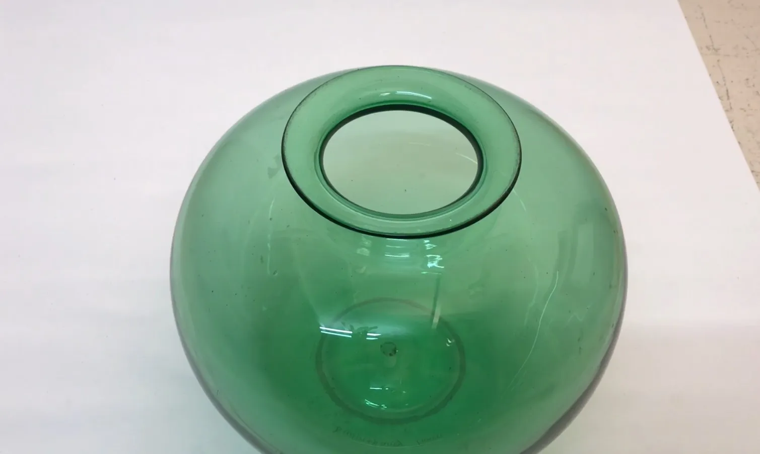 vidro antigo assinado com design curvado na cor verde