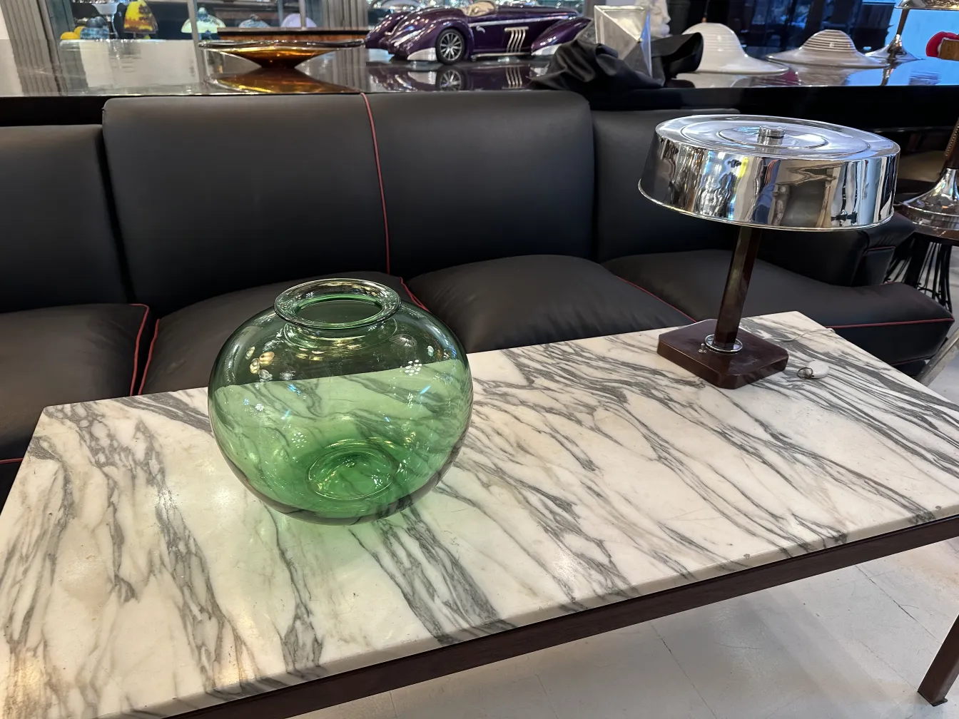 Vetro verde rotondo decorativo su tavolo in marmo