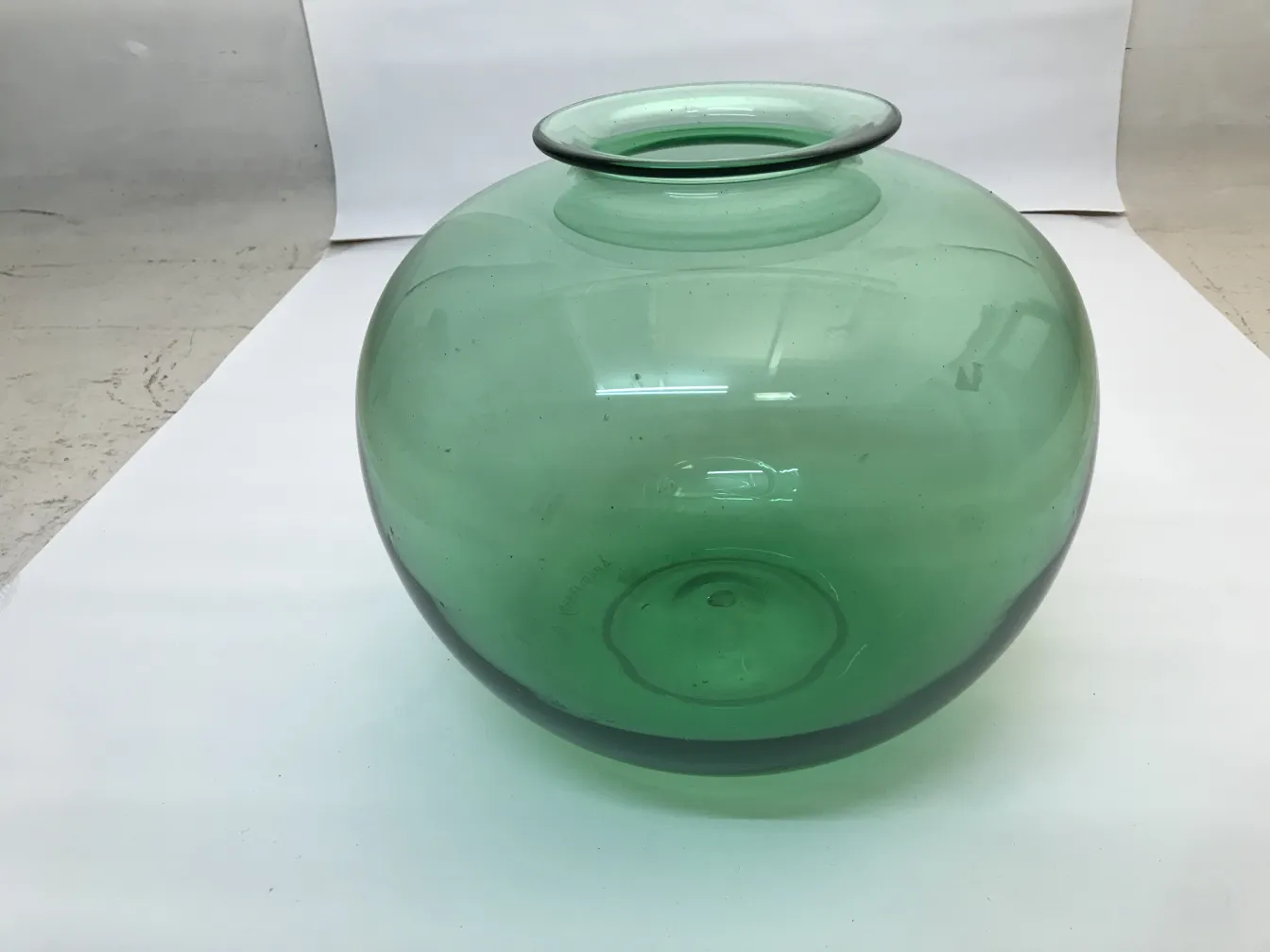runde grüne Vase aus signiertem Glas von Daum Nancy, antik.