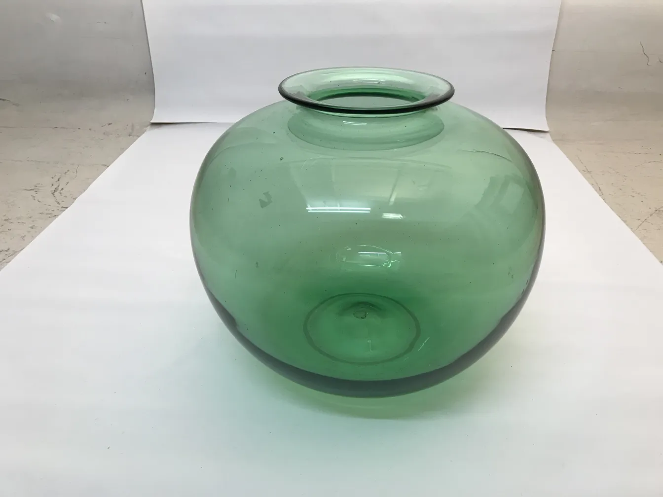 antike grüne glasvase in runder form