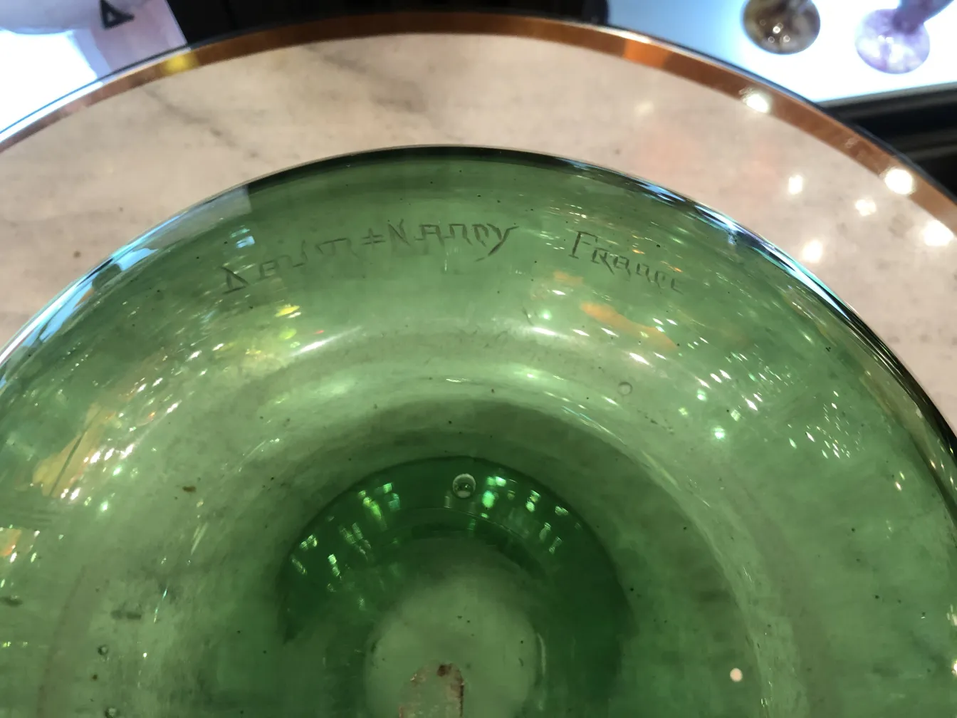 grünes antikes glas mit Daum Nancy signatur am boden