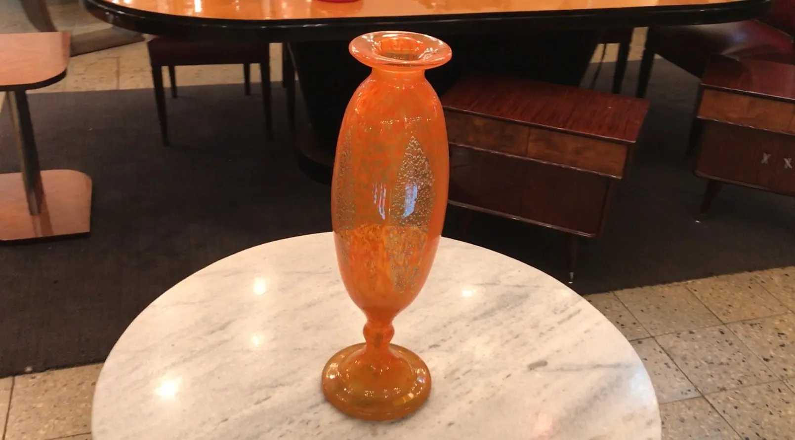 vase orange avec détails décoratifs dans un cadre élégant
