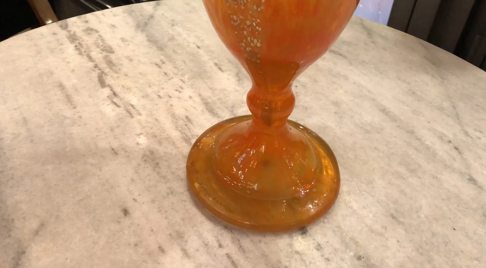 장식이 있는 다움낸시의 서명된 골동품 유리잔