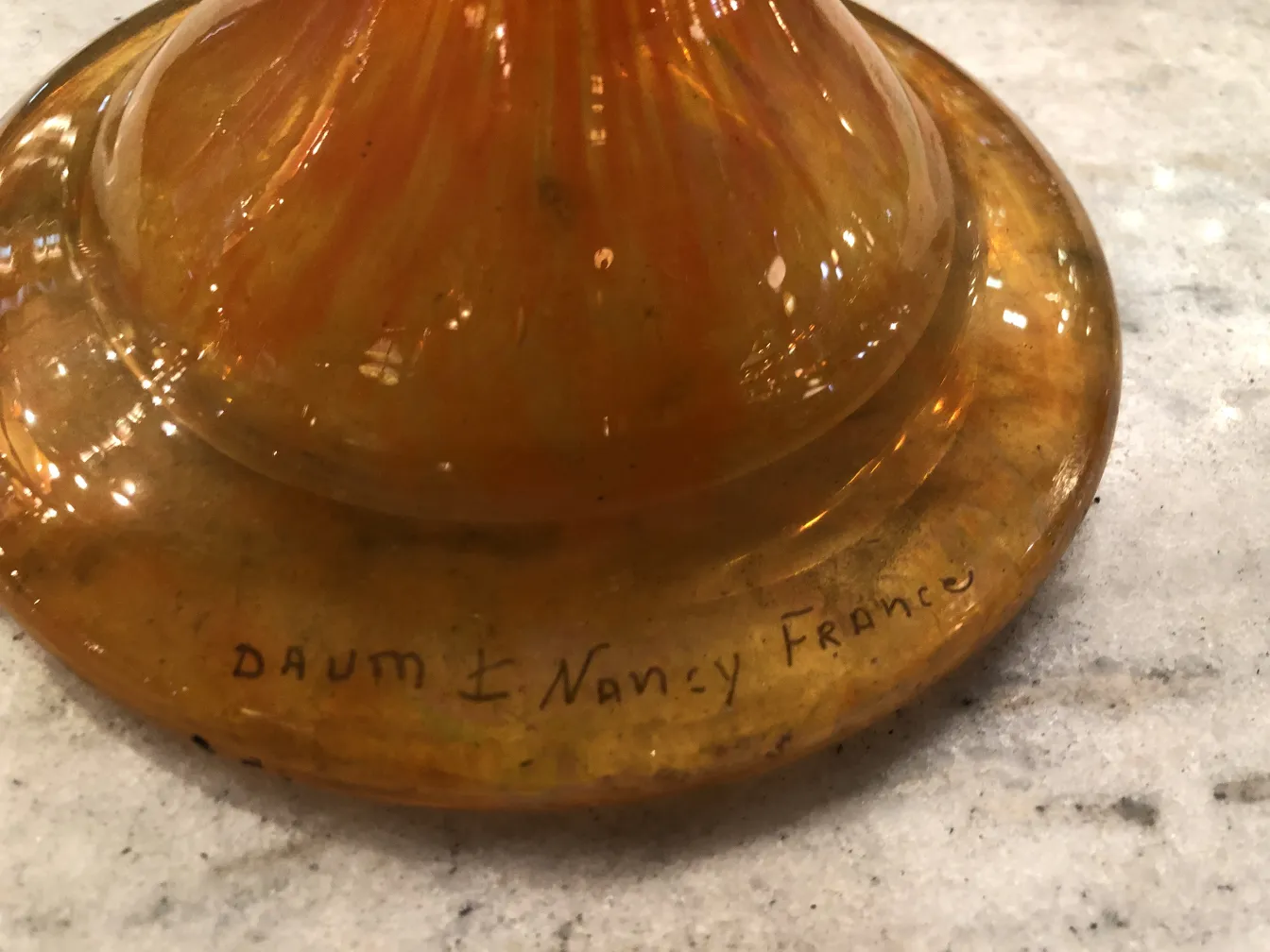 Verre ancien signé Daum Nancy, couleur jaune chaud et ambiance élégante.