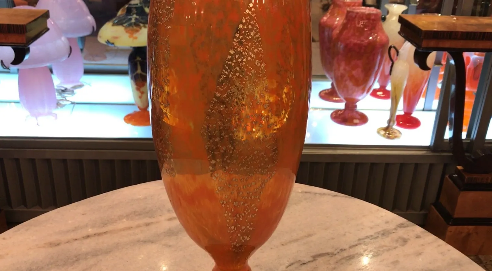 Antike Vase mit Unterschrift, leuchtende orange Farbe, goldene Details.