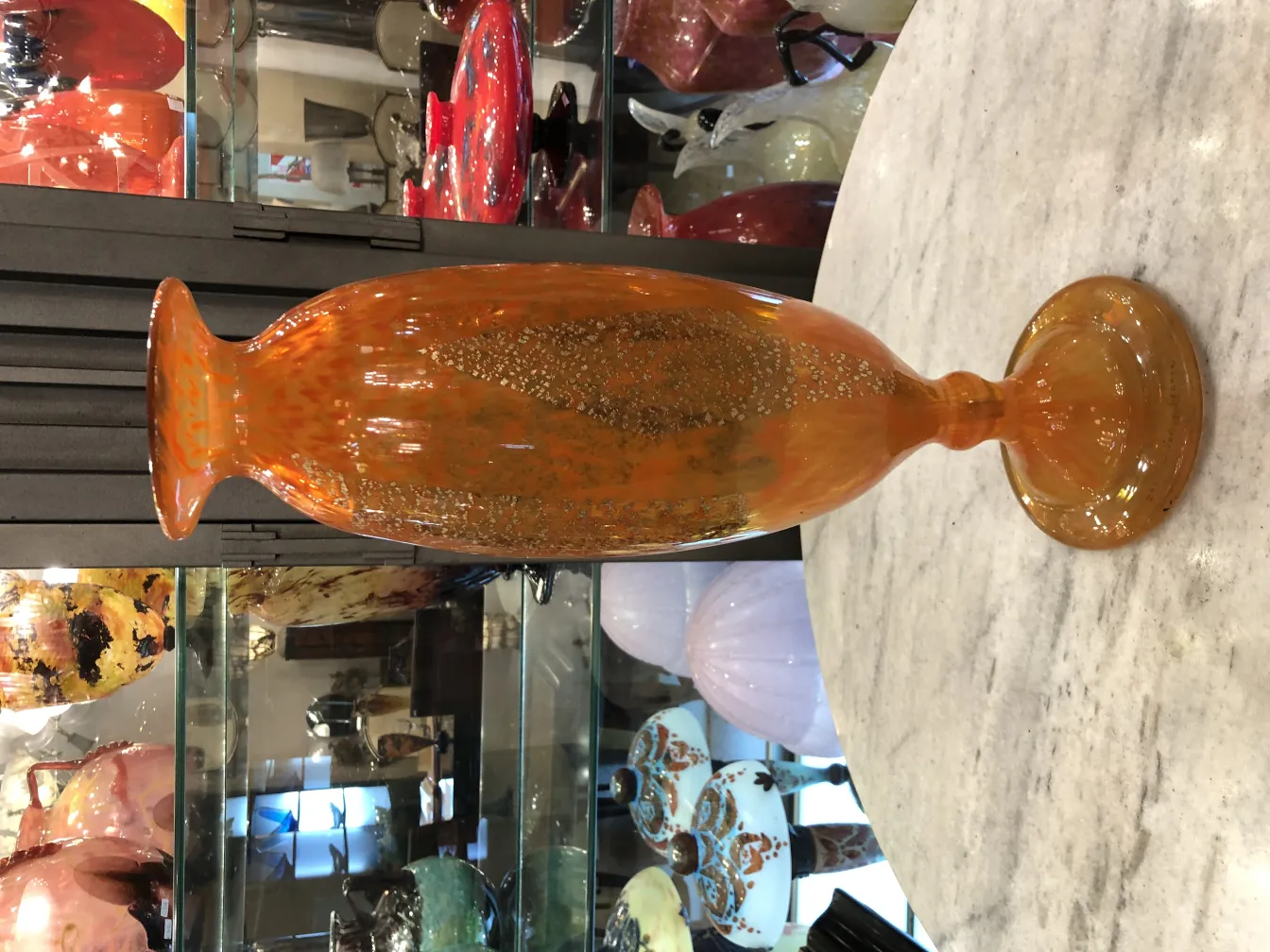 Появляется подписанная стеклянная ваза с цветным дизайном на отражающем фоне