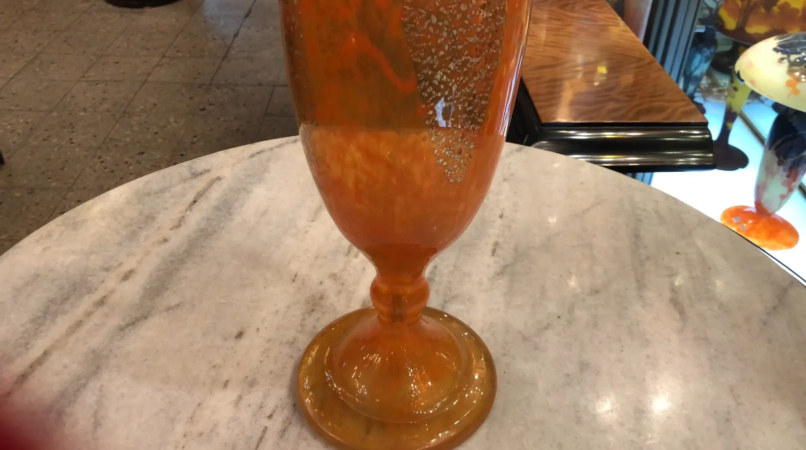 bernsteinfarbenes signiertes glas daum nancy mit dekorativen blasen auf einem marmor-tisch