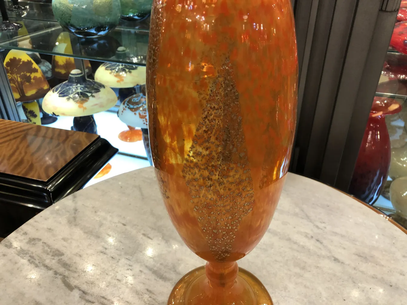 vase ancien en verre orange avec des détails uniques