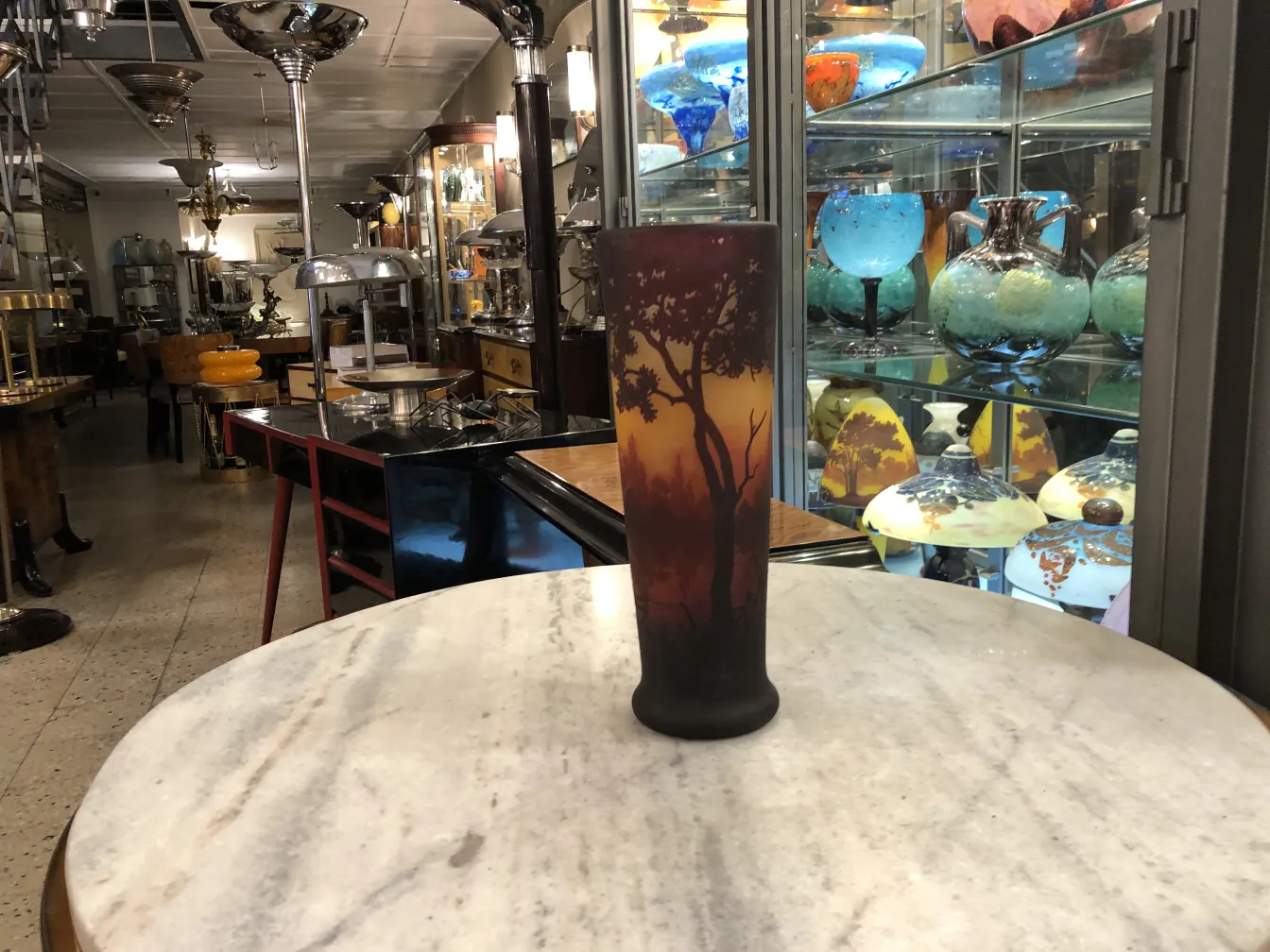 古董签名玻璃，背景为古董商店。