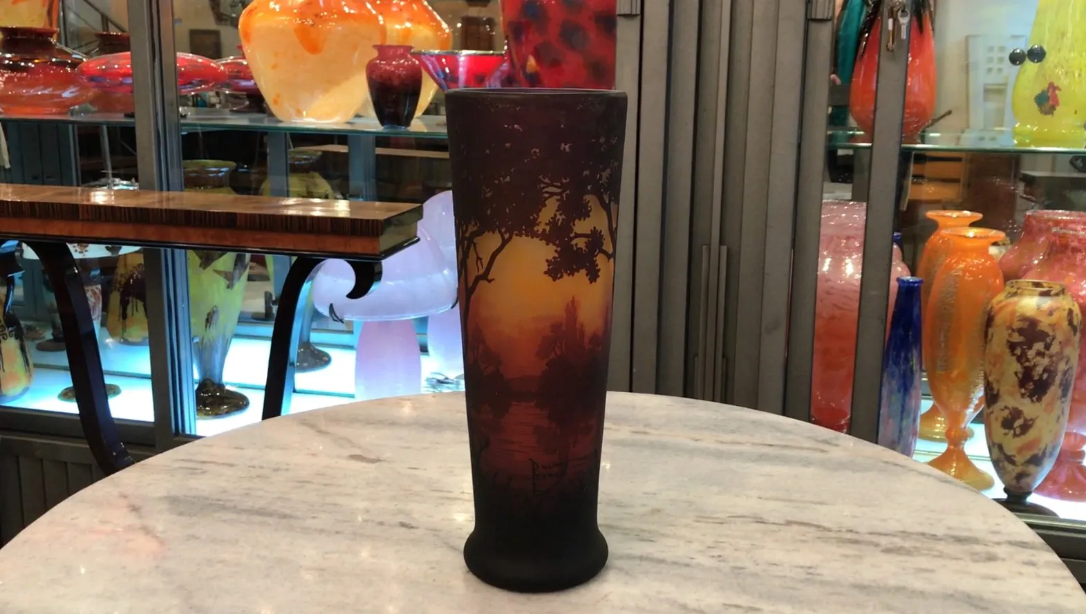 Vaso antico con paesaggio al tramonto e alberi, firmato