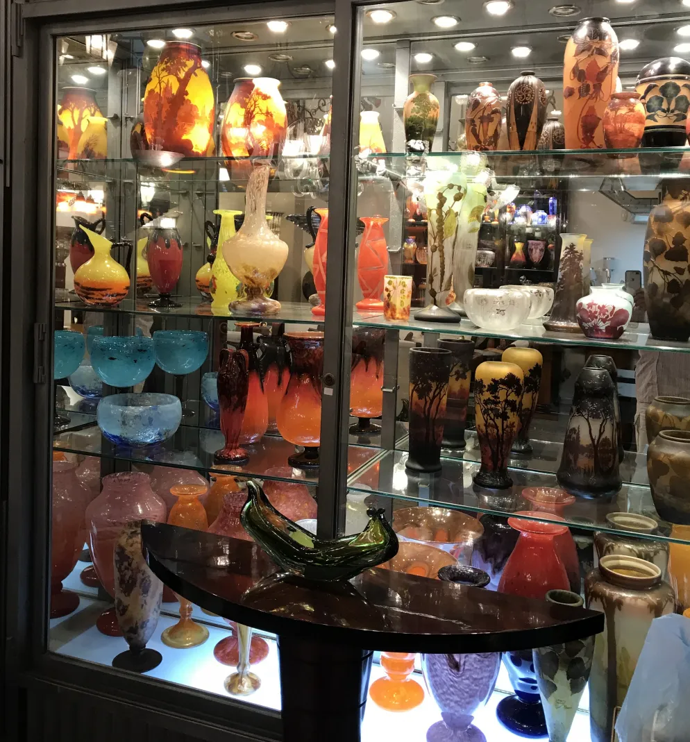 コレクション棚に展示されたサイン入りグラスダウムナンシー